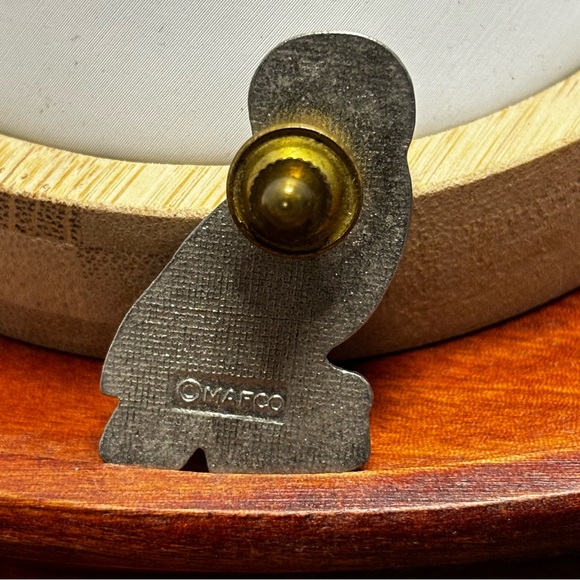 Mafco trademark enamel owl pin - Picture 3 of 5